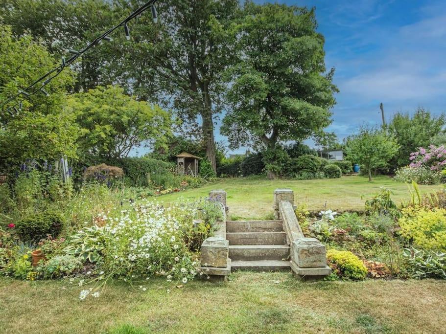 Вилла Holmfield House Clayton West Экстерьер фото